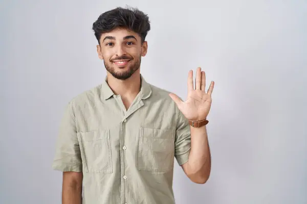Araber Mit Bart Steht Auf Weißem Hintergrund Und Zeigt Mit — Stockfoto