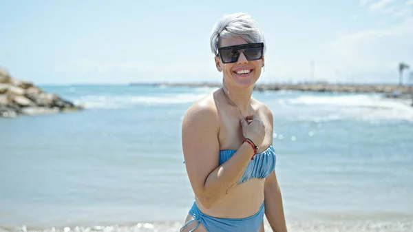 Joven Turista Con Bikini Gafas Sol Sonriendo Playa —  Fotos de Stock