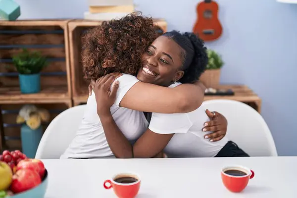 Afroamerikanerinnen Mutter Und Tochter Umarmen Sich Beim Kaffeetrinken Hause — Stockfoto