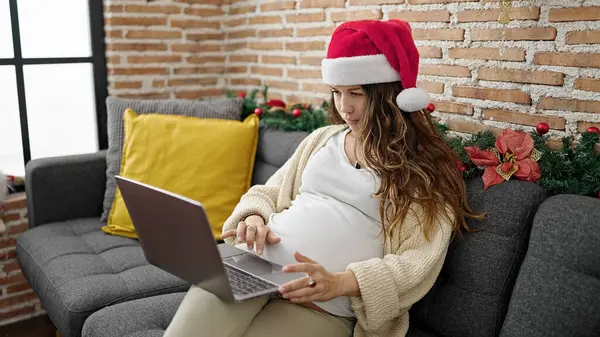 Jovem Grávida Celebrando Natal Usando Laptop Casa — Fotografia de Stock