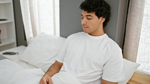 Молодий Латинський Чоловік Сидить Ліжку Думаючи Спальні — стокове фото
