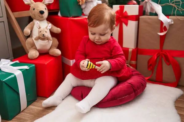 Adorabile Rossa Bambino Possesso Maraca Seduto Sul Pavimento Regali Natale — Foto Stock