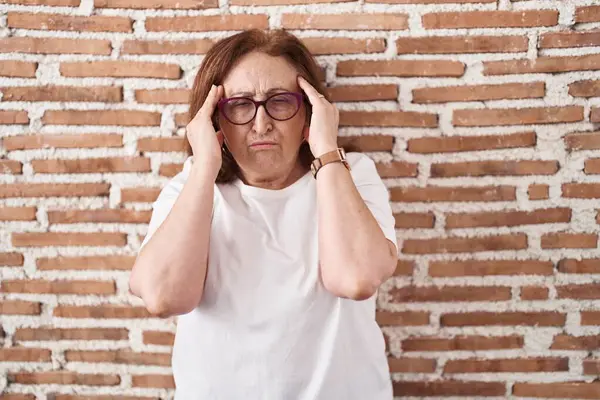 Duvarın Başında Duran Gözlüklü Yaşlı Kadın Elleri Başının Üstünde Stres — Stok fotoğraf
