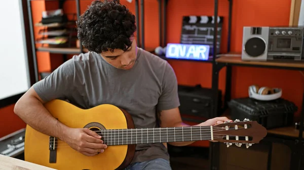 Jonge Latijnse Man Muzikant Speelt Klassieke Gitaar Muziekstudio — Stockfoto
