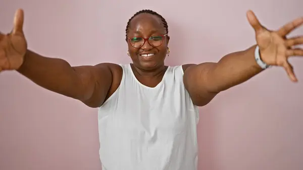 Fröhliche Afrikanisch Amerikanische Frau Steht Selbstbewusst Die Arme Wie Umarmt — Stockfoto