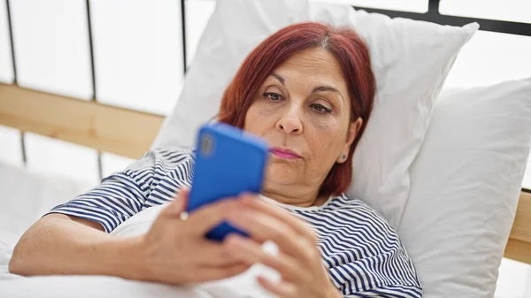 Средневековая Женщина Помощью Смартфона Лежит Кровати Спальне — стоковое фото
