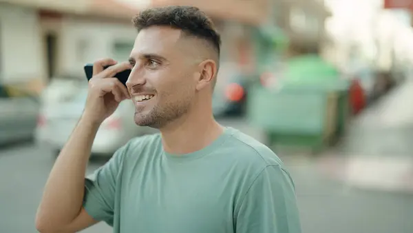 Νεαρός Ισπανόφωνος Χαμογελώντας Σίγουρος Ακούγοντας Ηχητικό Μήνυμα Από Smartphone Στο — Φωτογραφία Αρχείου