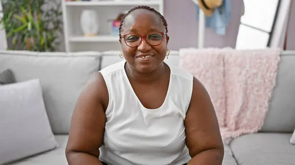 Alegre Mujer Afroamericana Con Gafas Felizmente Relajante Acogedor Sofá Casa —  Fotos de Stock