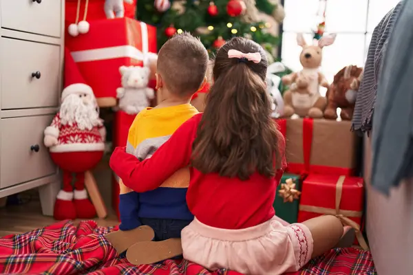 Hermano Hermana Sentados Piso Mirando Árbol Navidad Casa —  Fotos de Stock