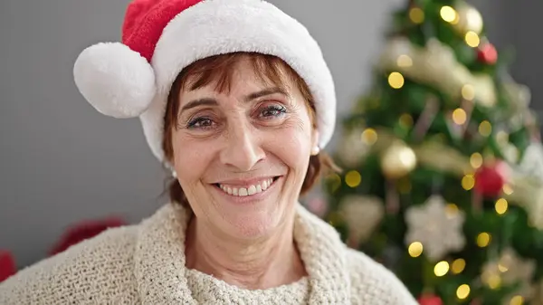 Ώριμη Ισπανόφωνη Γυναίκα Χαμογελά Αυτοπεποίθηση Στέκεται Δίπλα Στο Χριστουγεννιάτικο Δέντρο — Φωτογραφία Αρχείου