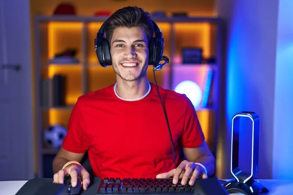 Fiatal Spanyol Férfi Videojátékozik Boldog Hűvös Mosollyal Arcán Szerencsés Ember — Stock Fotó