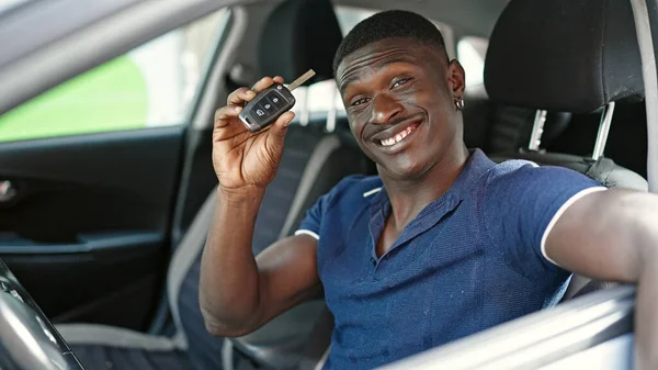 Afro Amerikaanse Man Glimlachend Zelfverzekerd Houden Sleutel Van Nieuwe Auto — Stockfoto
