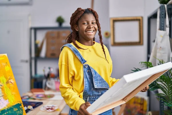 Afrykańska Amerykanka Artystka Uśmiecha Się Pewnie Patrząc Rysunku Studio Sztuki — Zdjęcie stockowe