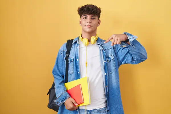 Adolescente Hispânico Vestindo Mochila Estudantil Segurando Livros Que Parecem Confiantes — Fotografia de Stock