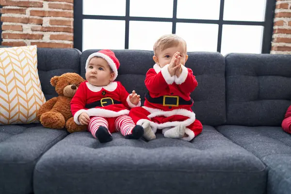 Αξιολάτρευτο Αγόρι Και Κορίτσι Φορώντας Χριστουγεννιάτικα Ρούχα Παλαμάκια Στο Σπίτι — Φωτογραφία Αρχείου
