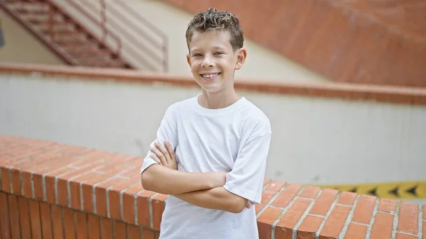 Roztomilý Blonďatý Chlapec Sebevědomě Usmívající Baví Stát Městské Ulici Pozitivně — Stock fotografie
