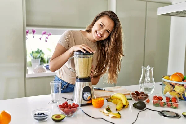 Junge Schöne Hispanische Frau Bereitet Gemüsesmoothie Mit Mixer Der Küche — Stockfoto