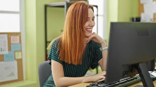 Junge Rothaarige Geschäftsfrau Benutzt Computer Büro Lächeln — Stockfoto