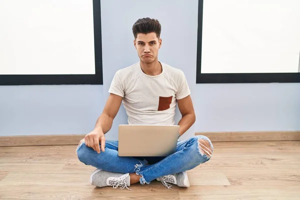 Jonge Spaanse Man Die Thuis Een Laptop Gebruikt Depressief Bezorgd — Stockfoto