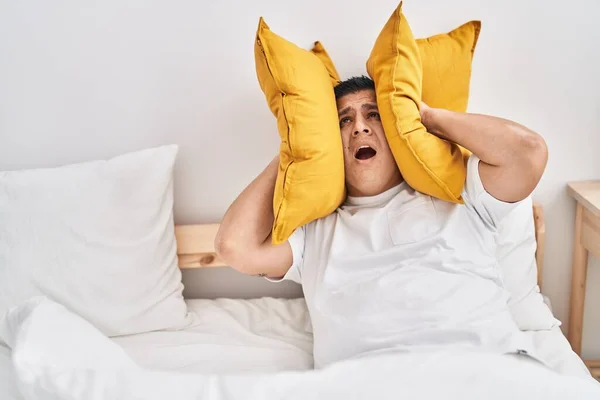 Genç Latin Adam Yatak Odasında Gürültü Için Kulaklarını Kapatıyor — Stok fotoğraf