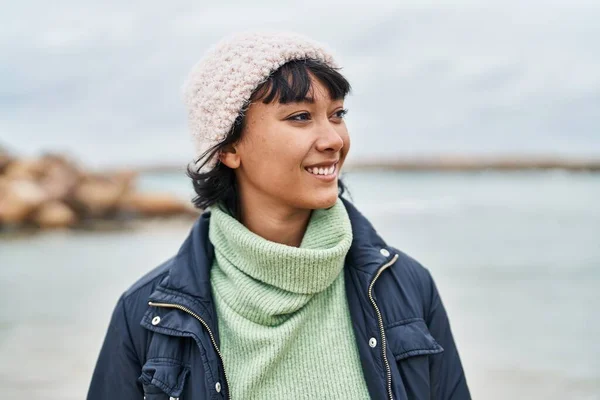 Young Beautiful Hispanic Woman Smiling Confident Standing Seaside — Stock Photo, Image