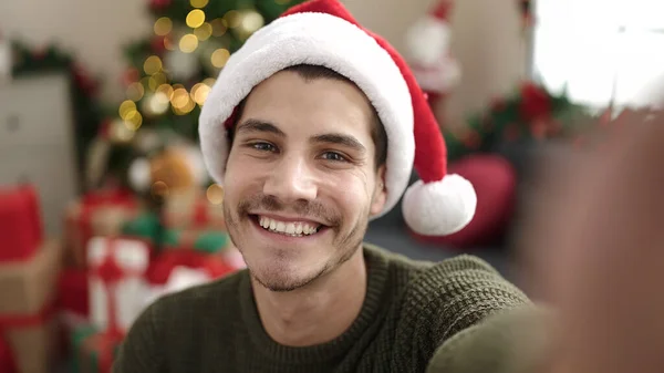 Young Hispanic Man Make Selfie Camera Sitting Sofa Christmas Tree — Stock Photo, Image