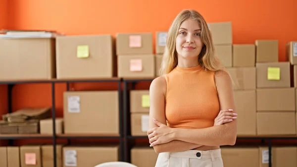Young Blonde Woman Ecommerce Business Worker Standing Arms Crossed Gesture — Stock Photo, Image