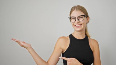 Genç sarışın kadın gülümsüyor. Yan tarafı gösteriyor. İzole edilmiş beyaz arka planı gösteriyor.