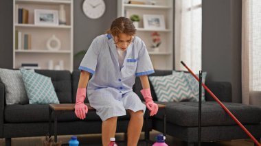 Genç bayan profesyonel temizlikçi evde oturup dinlenmekten yoruldu.