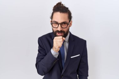 Sakallı, takım elbiseli ve kravatlı İspanyol bir adam kendini iyi hissetmiyor ve soğuk algınlığı veya bronşitin belirtisi olarak öksürüyor. sağlık hizmeti kavramı. 