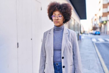 Afro-Amerikan kadın yöneticiler sokakta rahatça duruyorlar.