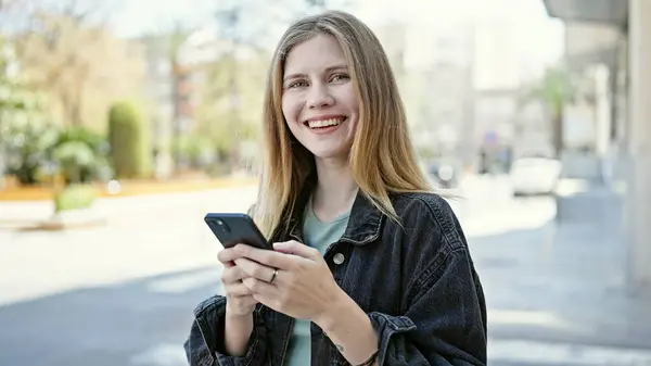 Fiatal Szőke Használ Smartphone Mosolyog Utcán — Stock Fotó