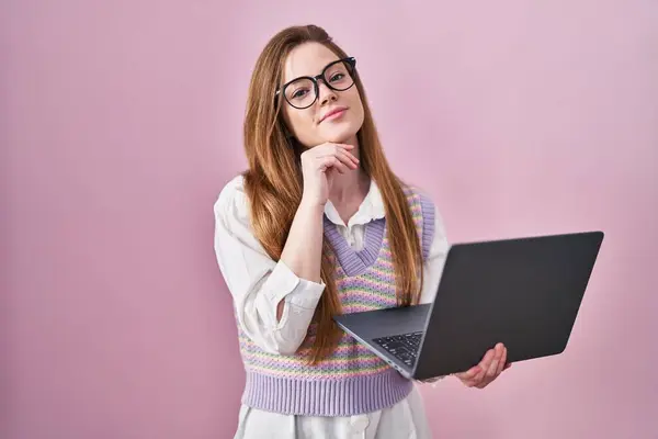 若い白人女性は コンピュータのノートパソコンを使って 疑問や年金の表現について 考えています 笑顔で思慮深い顔でした 疑似コンセプト — ストック写真