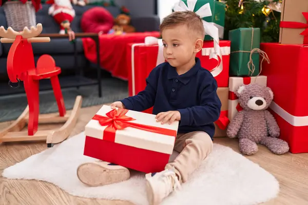 Adorable Garçon Hispanique Déballer Cadeau Assis Par Arbre Noël Maison — Photo