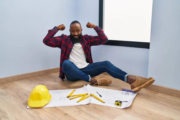 Afrikanischer Mann Der Neuen Zuhause Auf Dem Boden Sitzt Und — Stockfoto
