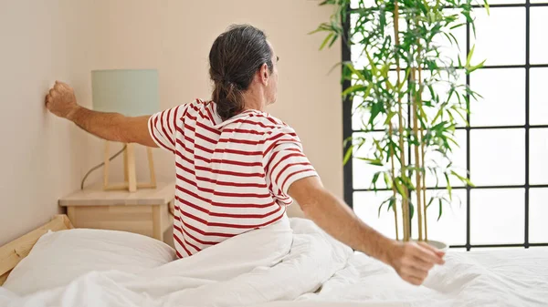 Orta Yaşlı Bir Adam Yatak Odasında Kollarını Açarak Uyanıyor — Stok fotoğraf