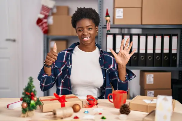 Afrikaans Amerikaanse Vrouw Werken Klein Bedrijf Doen Kerst Decoratie Tonen — Stockfoto