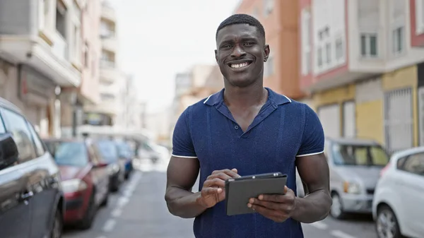 Afričan Američan Úsměv Sebevědomě Pomocí Touchpad Ulici — Stock fotografie