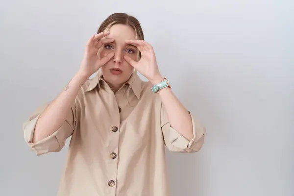 Gündelik Tişört Giyen Genç Beyaz Kadın Parmaklarıyla Gözlerini Açmaya Çalışıyor — Stok fotoğraf