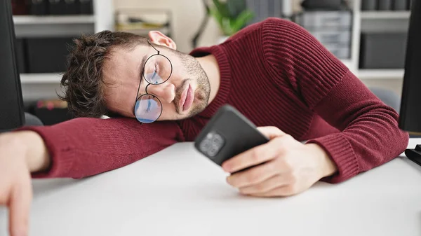Giovane Uomo Ispanico Uomo Affari Utilizzando Smartphone Stanco Dormire Sul — Foto Stock