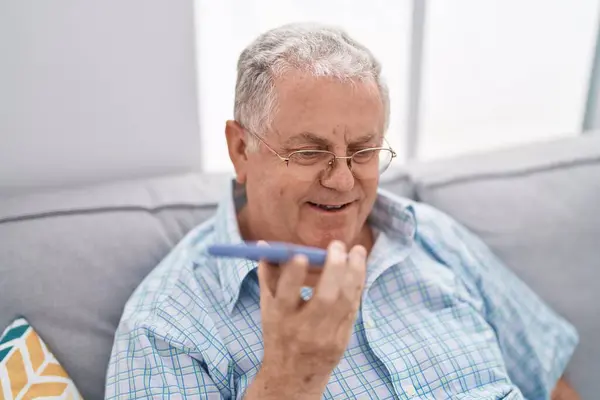 Μεσήλικας Γκριζομάλλης Άντρας Που Μιλάει Στο Smartphone Κάθεται Στον Καναπέ — Φωτογραφία Αρχείου