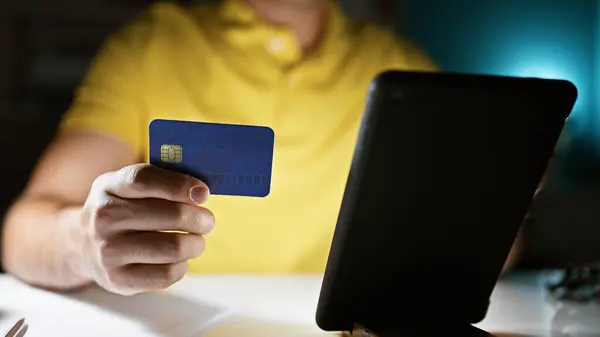 Jonge Latijnse Man Zakenman Winkelen Met Touchpad Creditcard Kantoor — Stockfoto