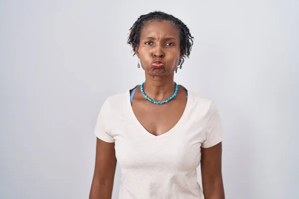 Afrikansk Kvinna Med Dreadlocks Stående Över Vit Bakgrund Puffande Kinder — Stockfoto