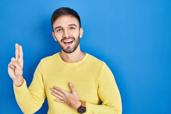 Hispanic Man Standing Blue Background Smiling Swearing Hand Chest Fingers — Stock Photo, Image