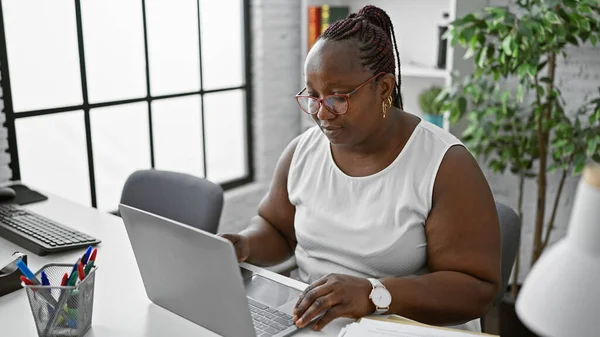 Focused African American Woman Worker Excelling Business Working Diligently Her — Stock Photo, Image
