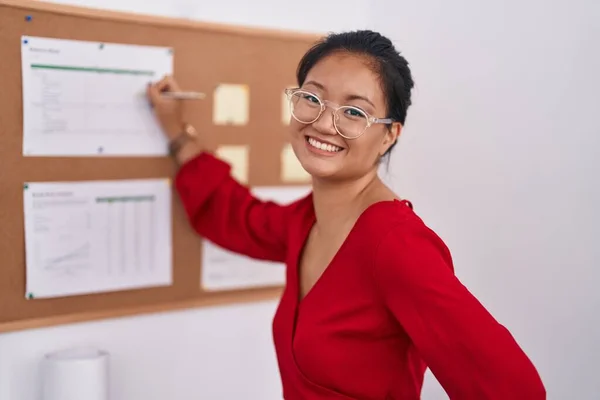 Young Chinese Woman Business Worker Writing Cork Board Office — Stock Photo, Image