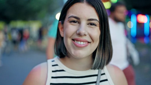 Nuori Kaunis Latino Nainen Hymyilee Luottavainen Seisoo Prater Wien — kuvapankkivalokuva