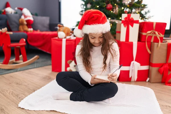 Sevimli Spanyol Kız Noel Baba Mektubu Yazıyor Evdeki Noel Ağacının — Stok fotoğraf