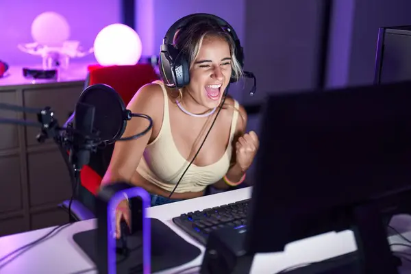 Joven Mujer Rubia Streamer Jugando Videojuego Con Expresión Ganadora Sala —  Fotos de Stock