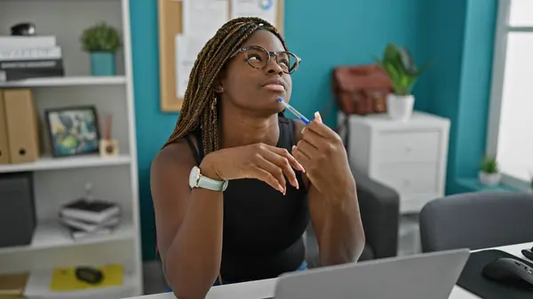 Trabajadora Negocios Afroamericana Usando Computadora Portátil Pensando Oficina —  Fotos de Stock